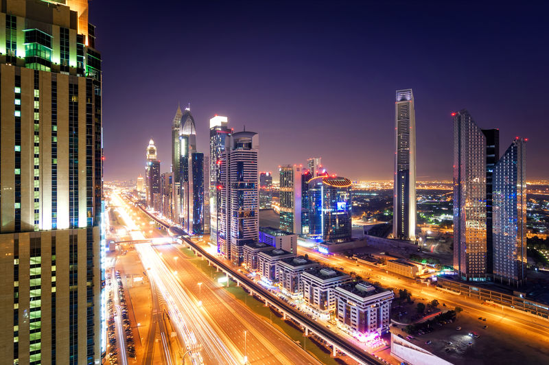 令人惊叹的夜晚迪拜市中心的天际线和交通拥挤