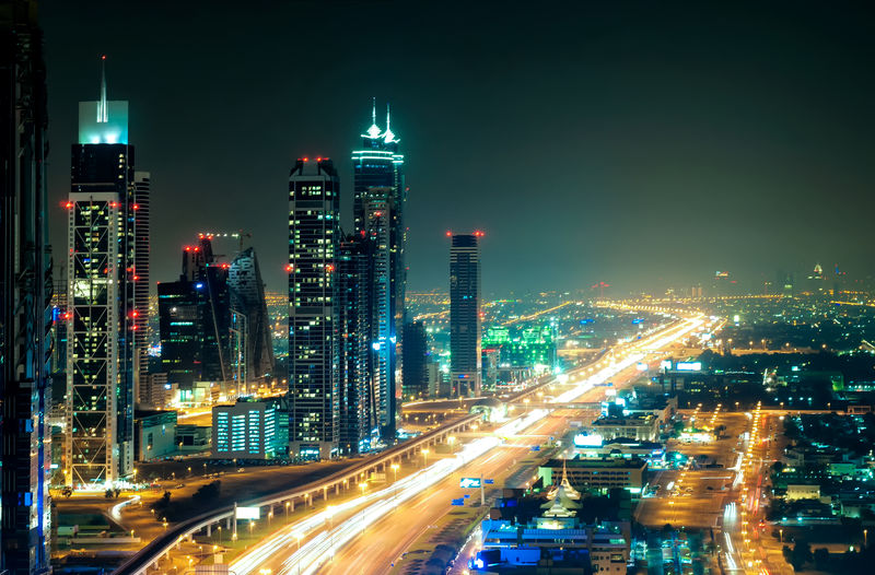 夜间迪拜市中心天际线最高的摩天大楼和l路