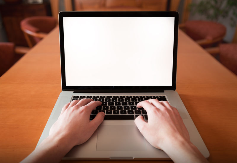 人手使用，在笔记本电脑上空白屏幕，第一人称视角。