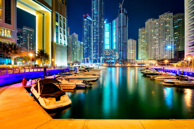 阿联酋迪拜-2014年3月22日：迪拜码头天际线之夜，