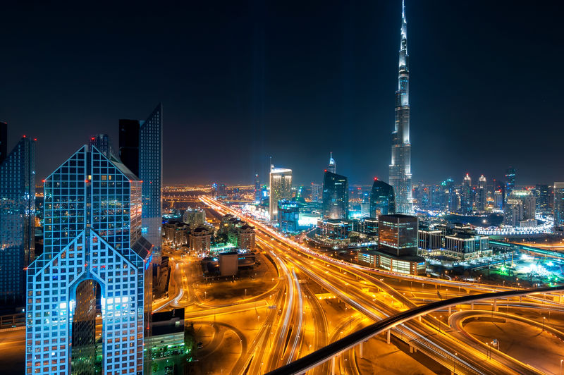 夜间迪拜市中心的天际线，最高的摩天大楼和美丽的景色