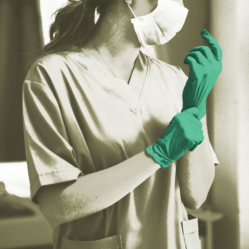 医生戴上手套防止冠状病毒污染