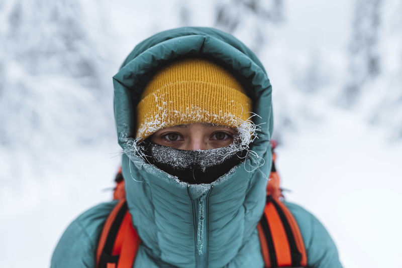 苏格兰格伦科冬季的女登山运动员