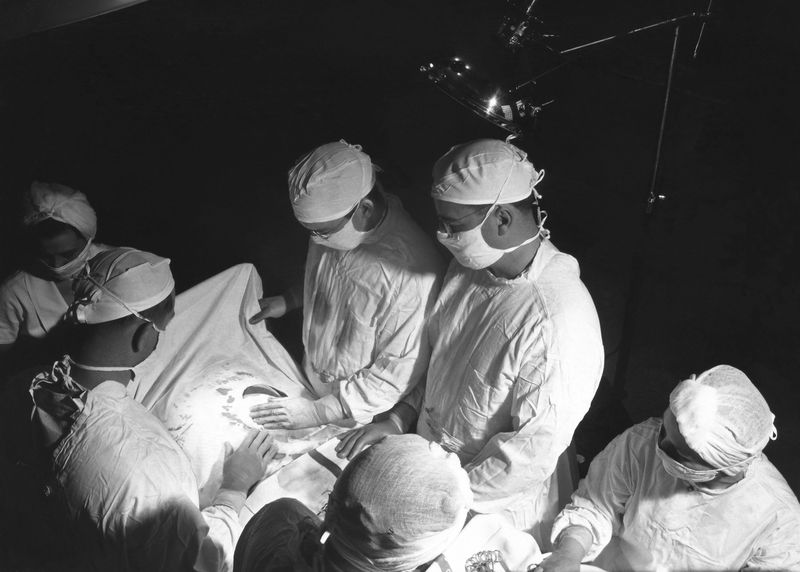 20世纪50年代外科手术室内的历史照片