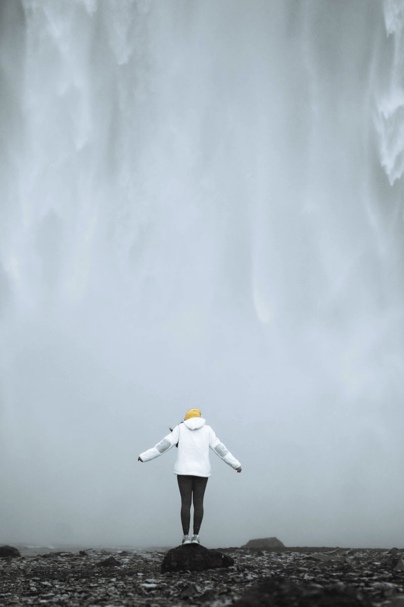 站在Sk前面的女人；冰岛加佛斯瀑布