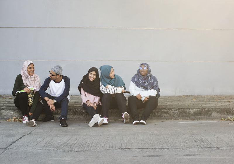 穆斯林女性朋友一起坐在户外