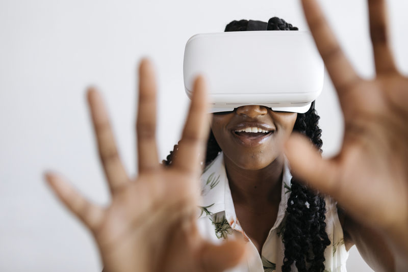 黑人妇女正在享受虚拟现实耳机