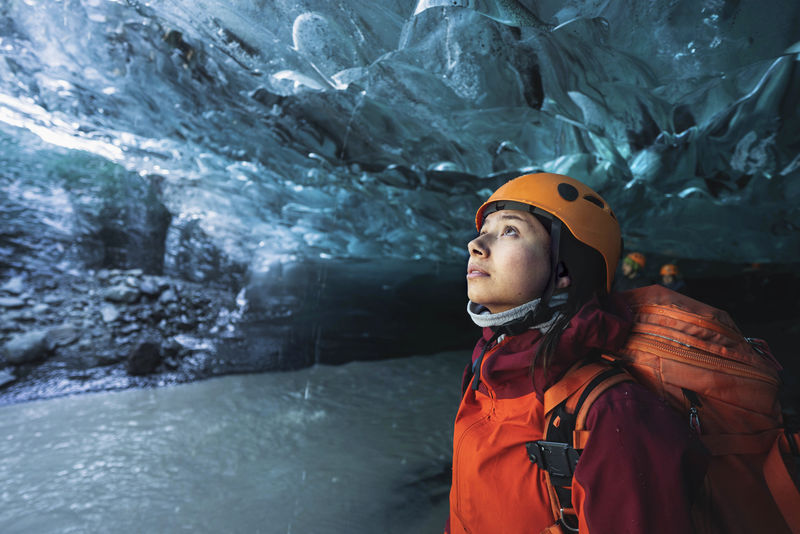 冰岛冰洞里的女探险家