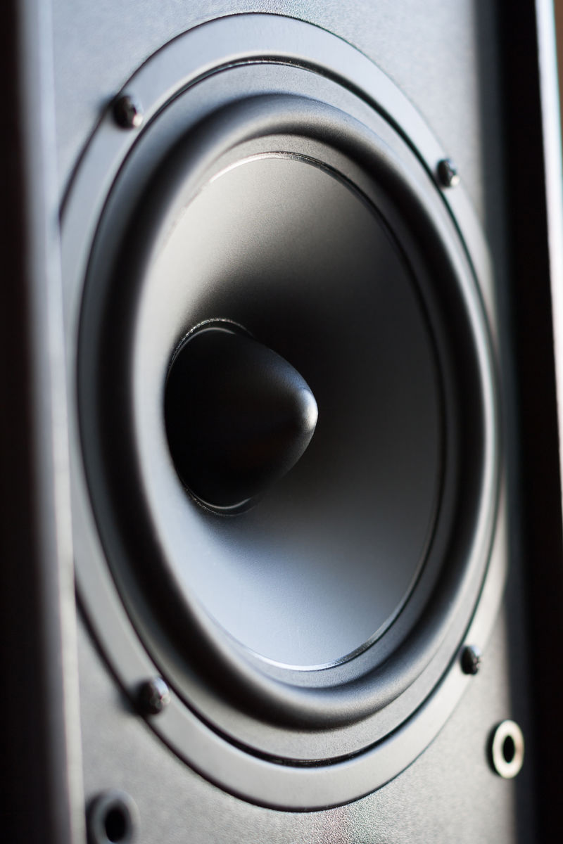 强大的音响系统黑色低音扬声器特写视图
