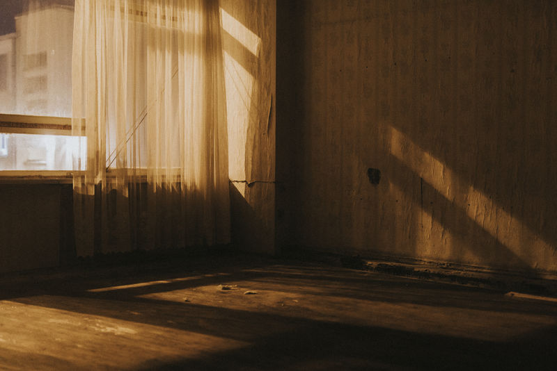 空荡荡的旧房间窗帘透明