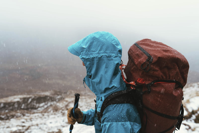 苏格兰格伦希尔攀登福肯岭的登山者