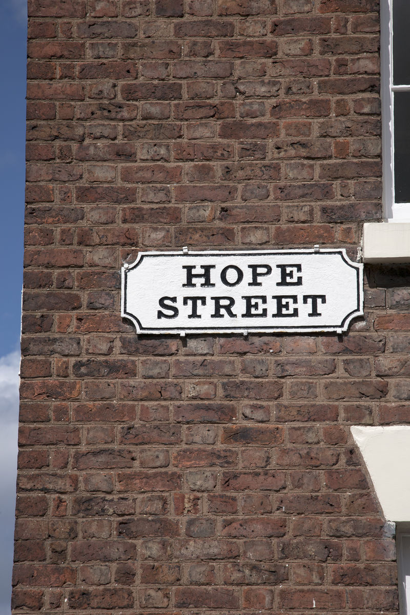利物浦红砖墙上的希望街标志