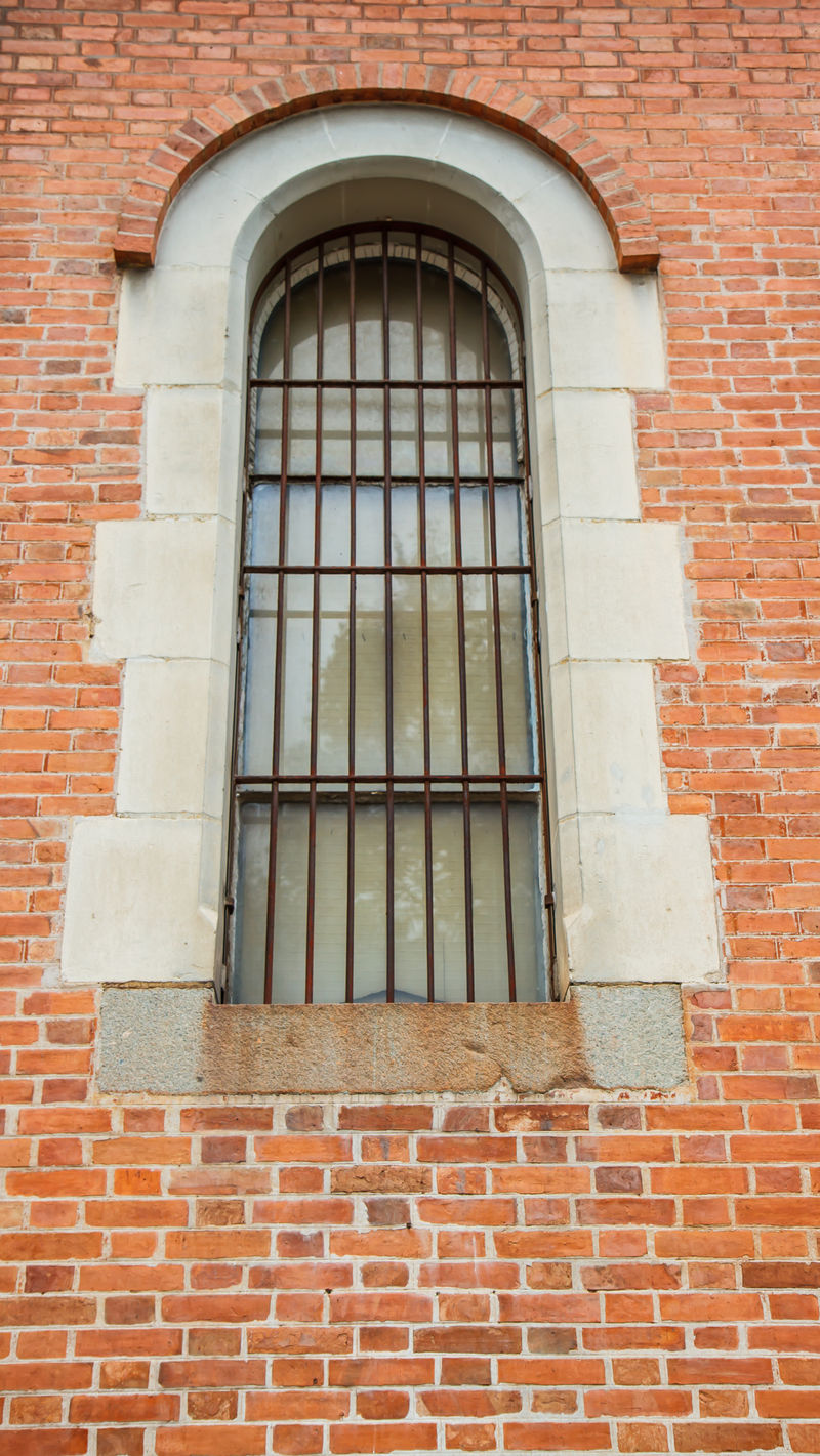 砖墙铁窗