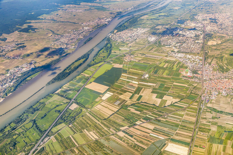 莱茵河畔有田地的小村庄的鸟瞰图