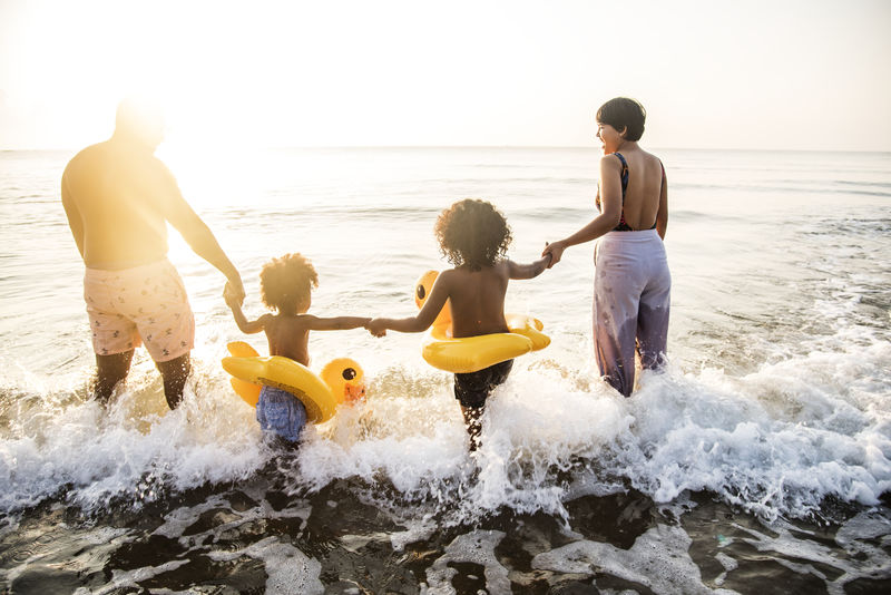 黑人家庭在海滩上玩得开心