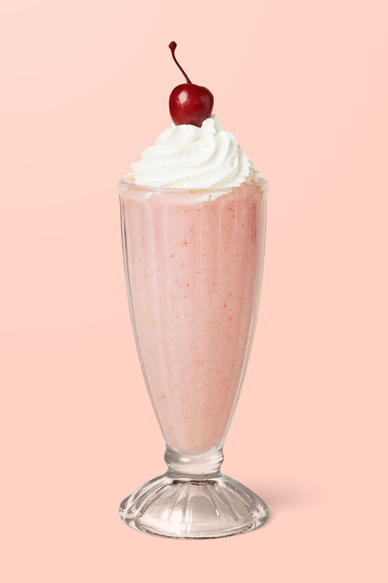 草莓奶昔和马拉斯基诺樱桃背景模型