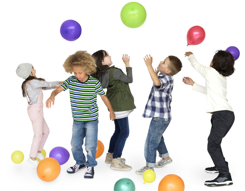 孩子们笑着快乐地玩气球