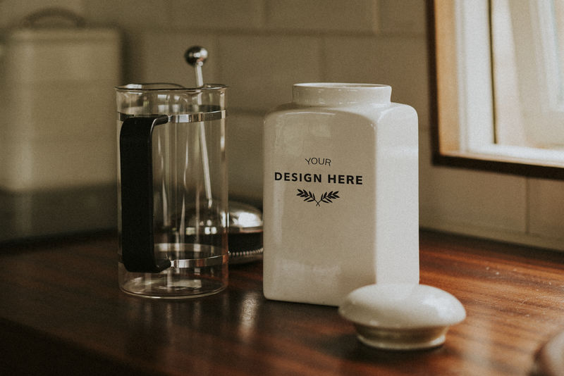 厨房柜台psd上的咖啡瓷罐模型