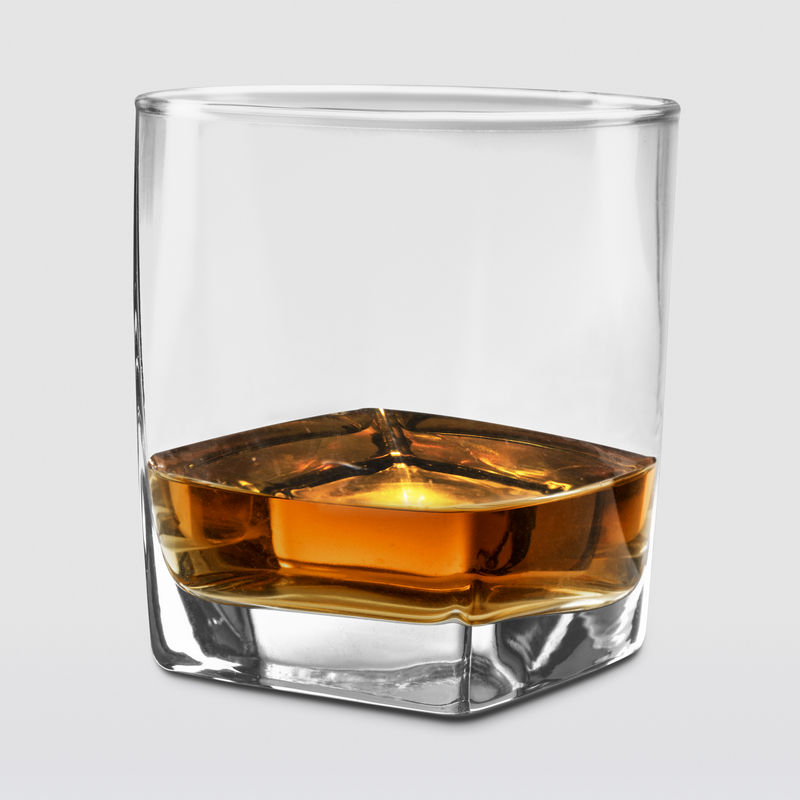 白色背景的苏格兰威士忌模型