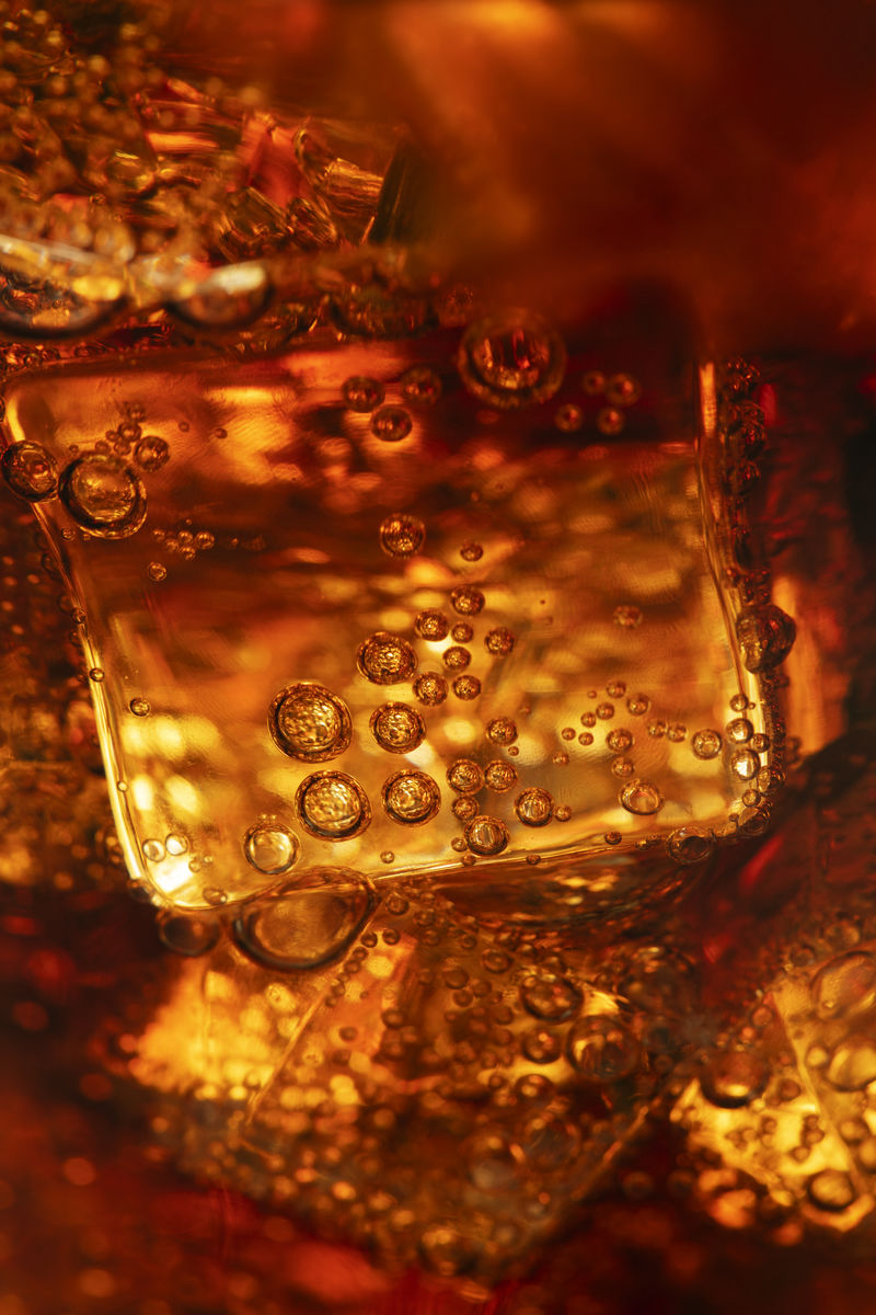 冰镇碳酸饮料加冰块放在玻璃杯里特写