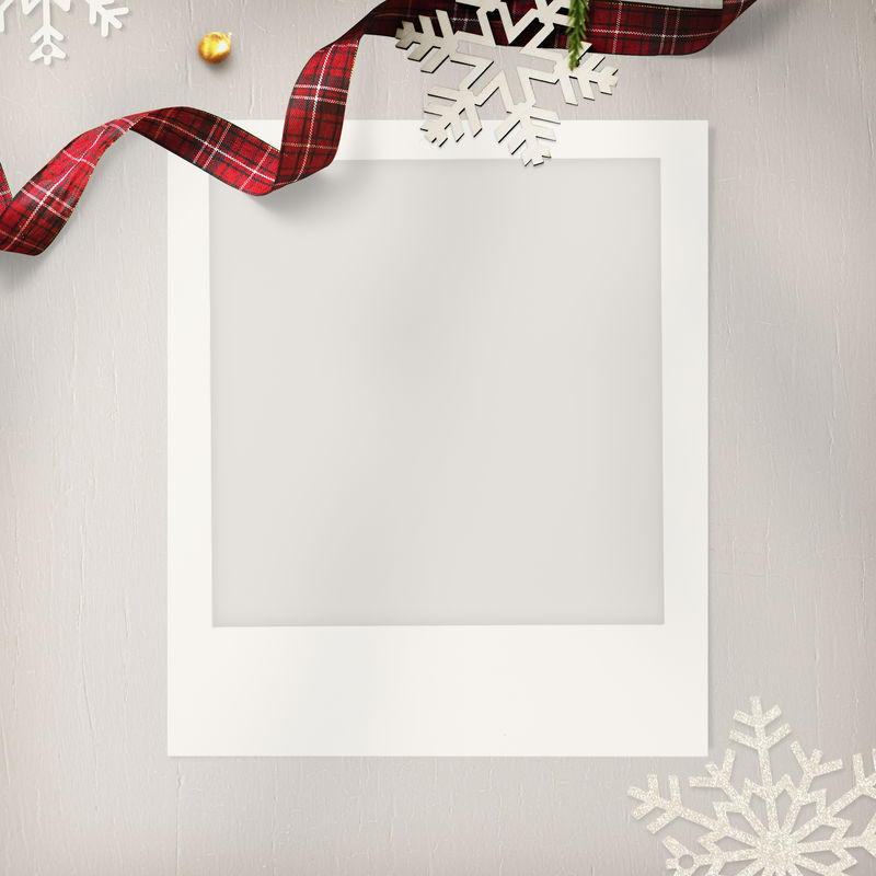 奶油色背景上带圣诞装饰的空白相框模型