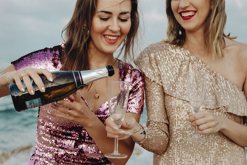 女人们在海滩上喝香槟