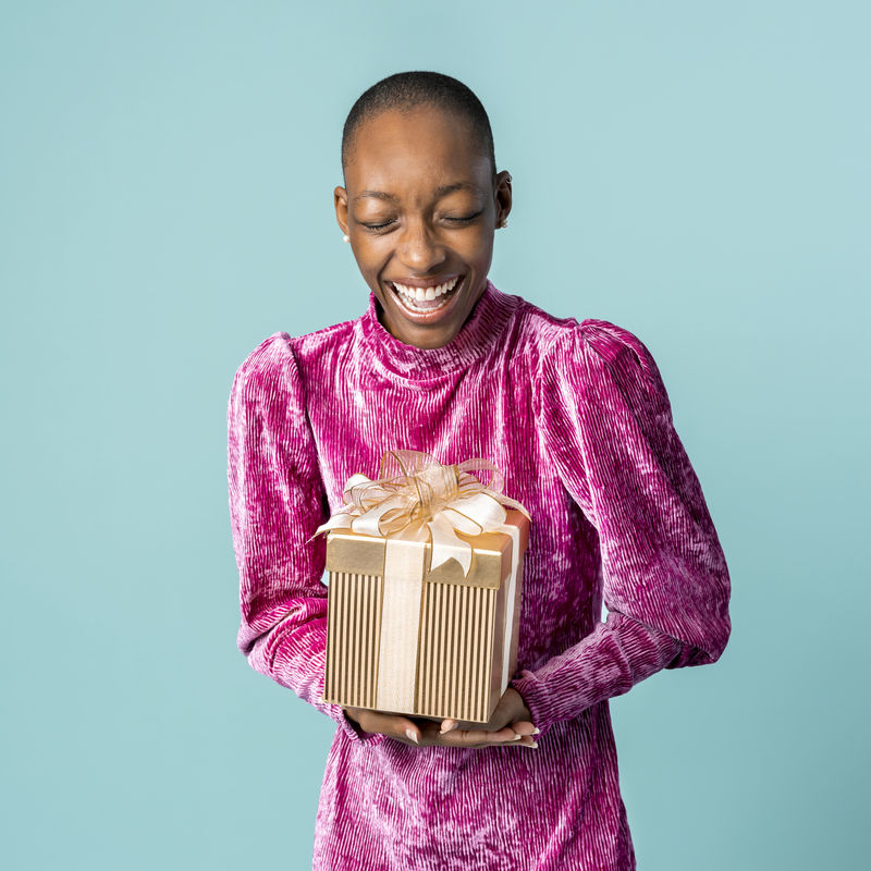 快乐的黑人妇女拿着礼盒