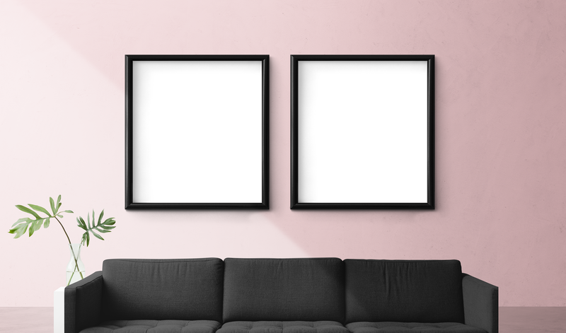 粉红色客厅里的两个空白相框模型