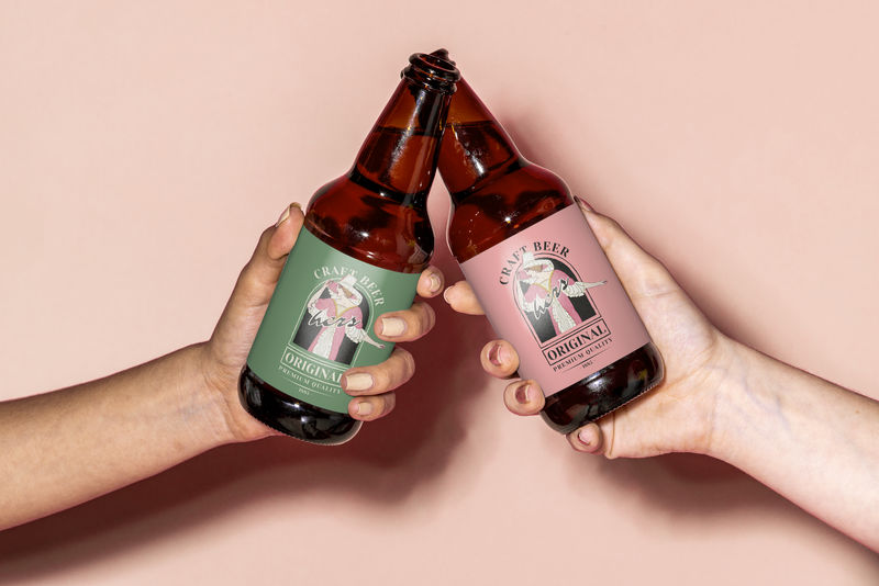 瓶装工艺啤酒模型配以粉色挡板裙插图由奥托·弗里德里希·卡尔·伦德克的艺术作品混合而成