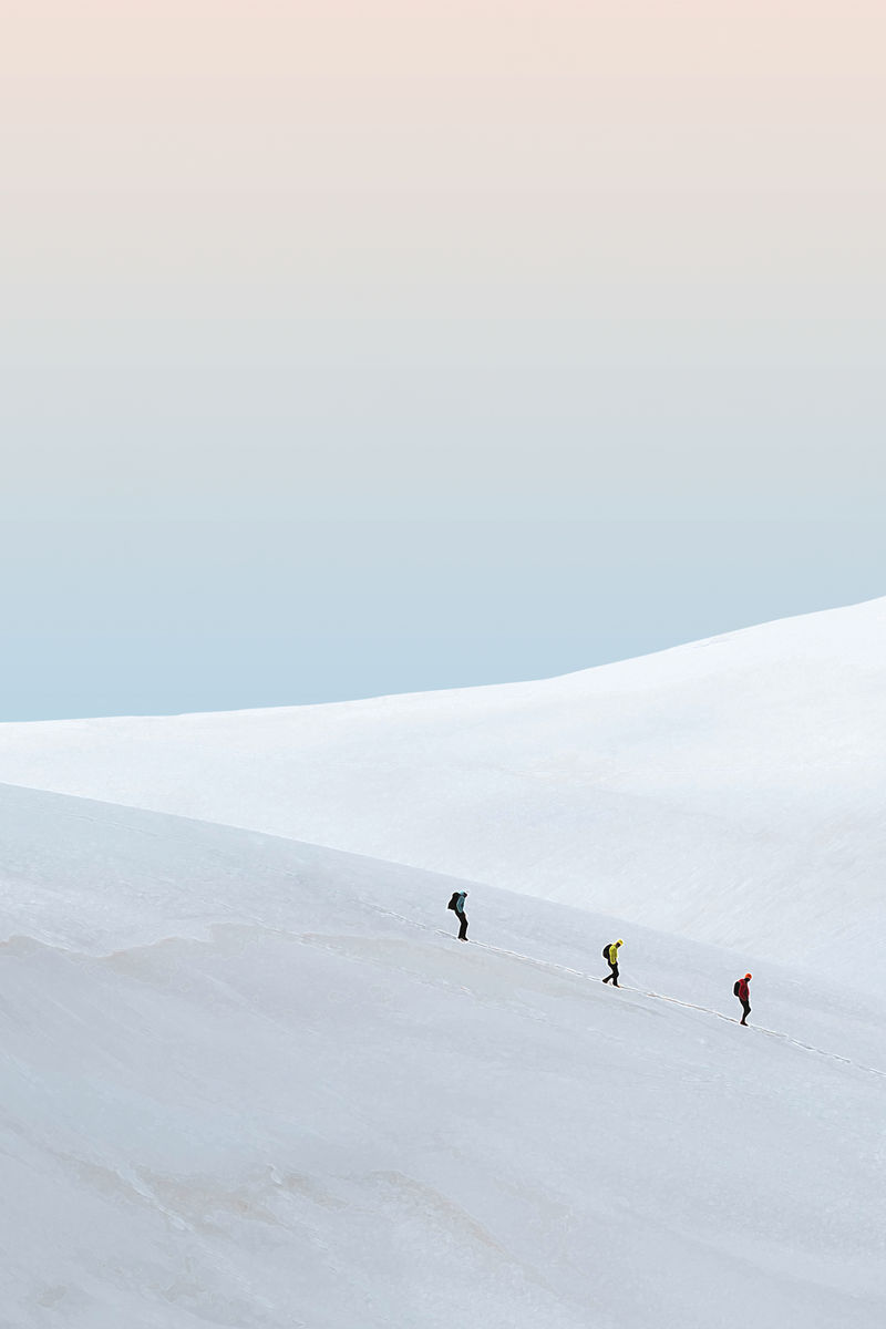 有人徒步旅行的最小冬季景观的创意背景psd