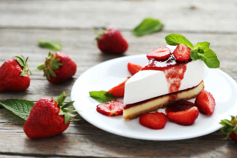 桌子上的草莓芝士蛋糕