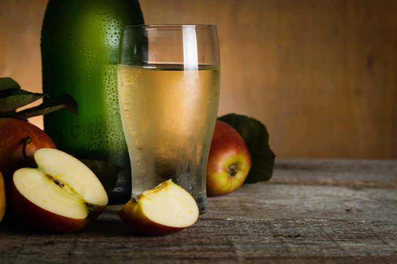桌子上的苹果和冰镇苹果酒