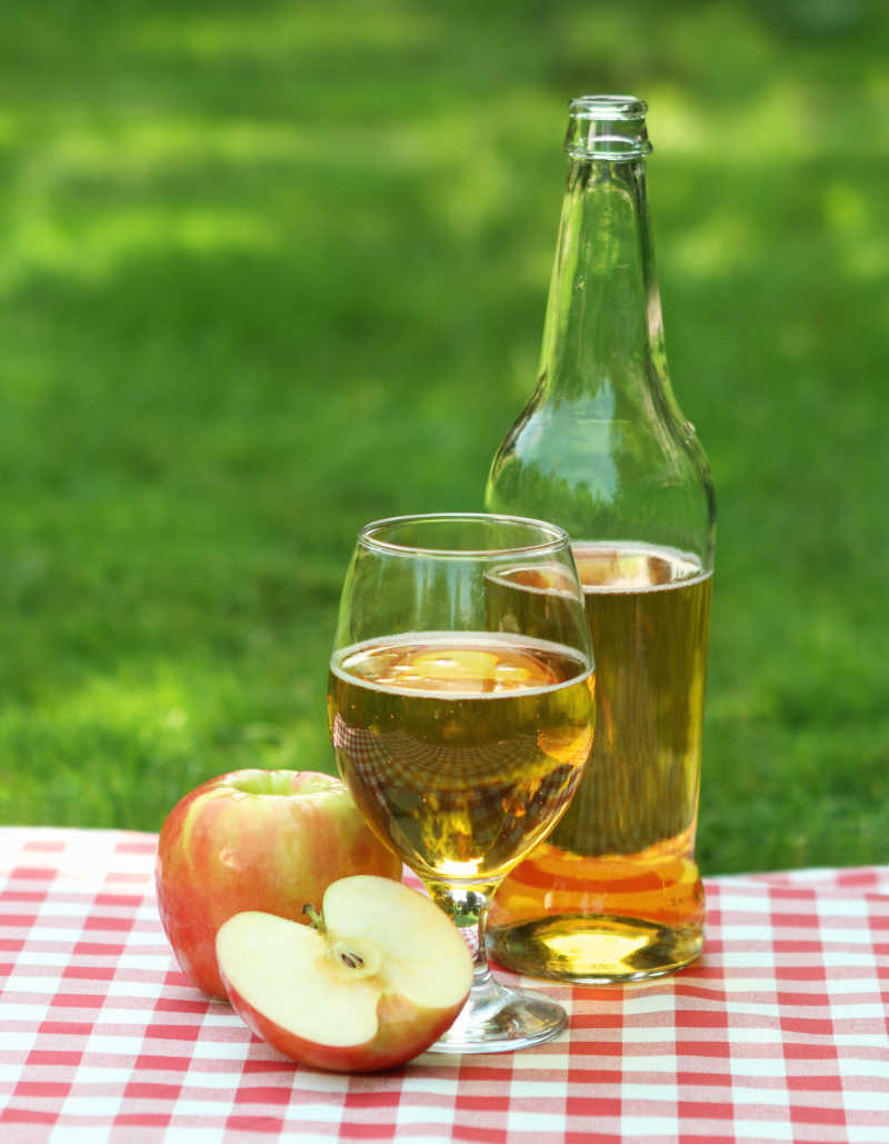 桌子上的自制苹果汁和苹果
