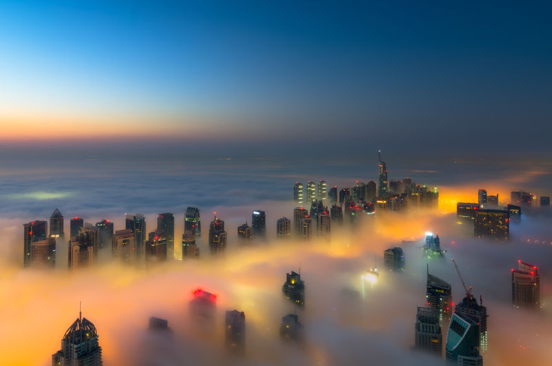 迷雾中的城市夜景