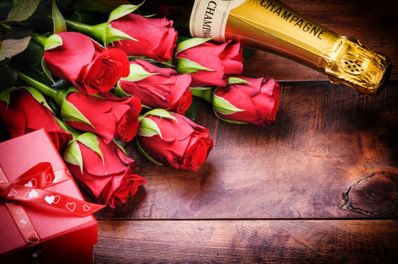 情人节的红玫瑰香槟和礼盒