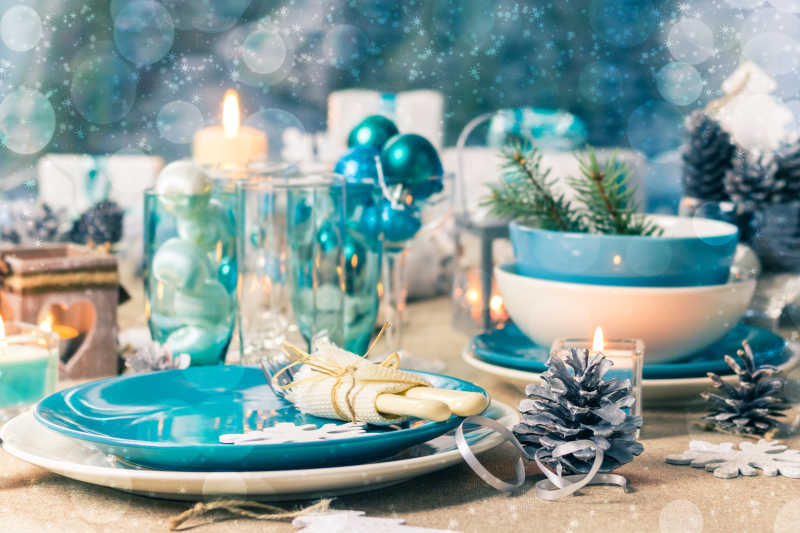 圣诞前夕圣诞桌蓝白色浪漫装饰