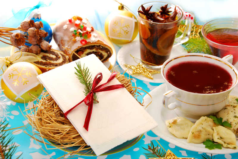 桌上的圣诞节装饰和食物