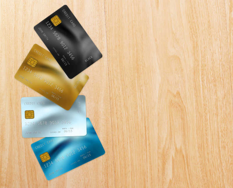 桌子上的各种信用卡