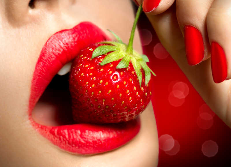 吃草莓的女人的嘴巴