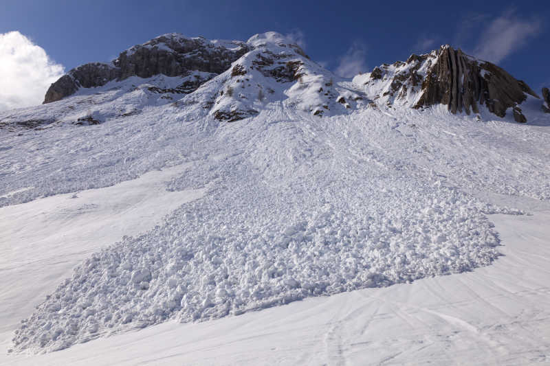 从下往上看的高山雪崩