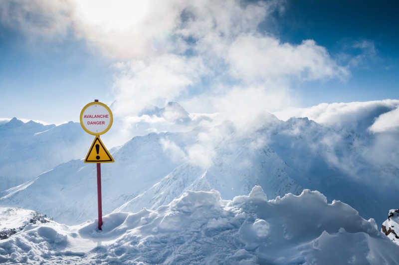 高山雪地危险警示标志