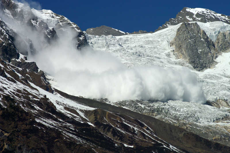 高山雪崩景观