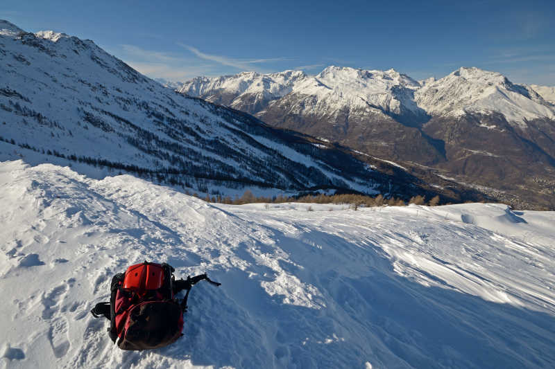 雪山里地的工具背包