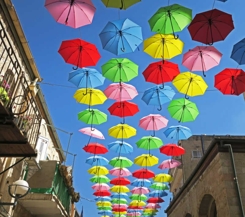 夏季耶路撒冷街头雨伞节