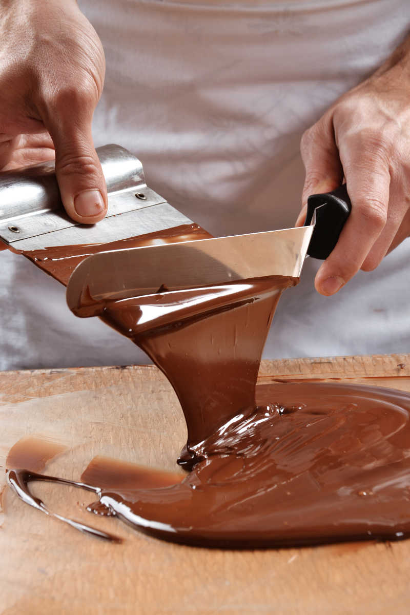 甜点师正在使用融化的巧克力