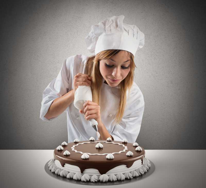 女甜点师正在制作巧克力牛奶蛋糕