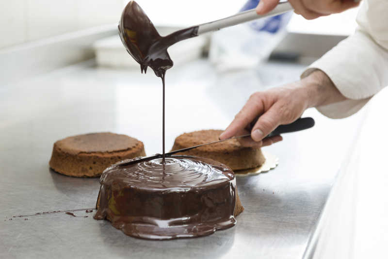甜点师正在制作美味的巧克力蛋糕