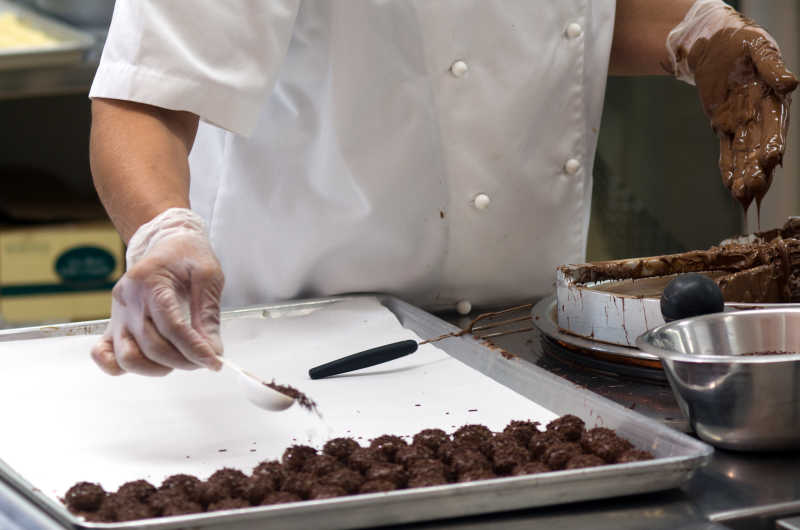 正在制作巧克力球的甜点师