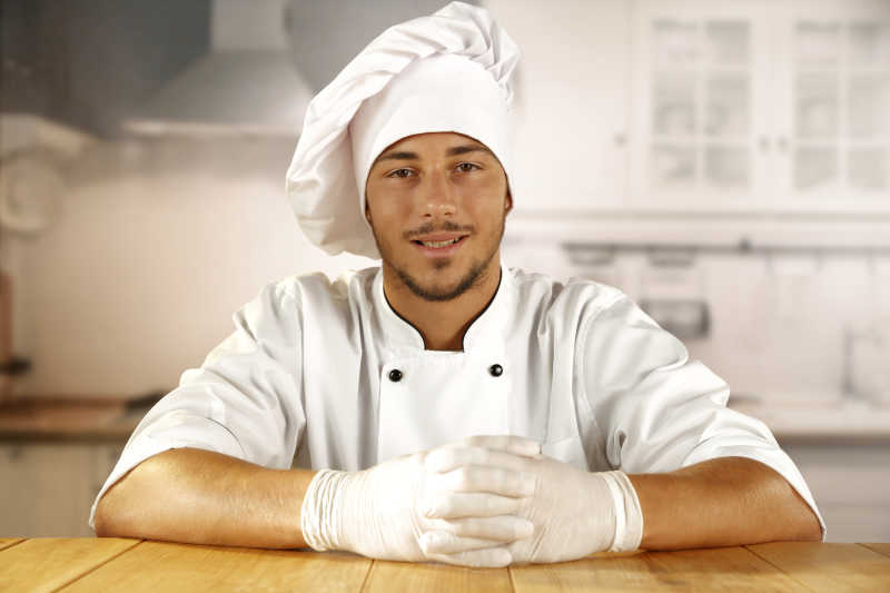 在厨房穿着白色厨师服的厨师