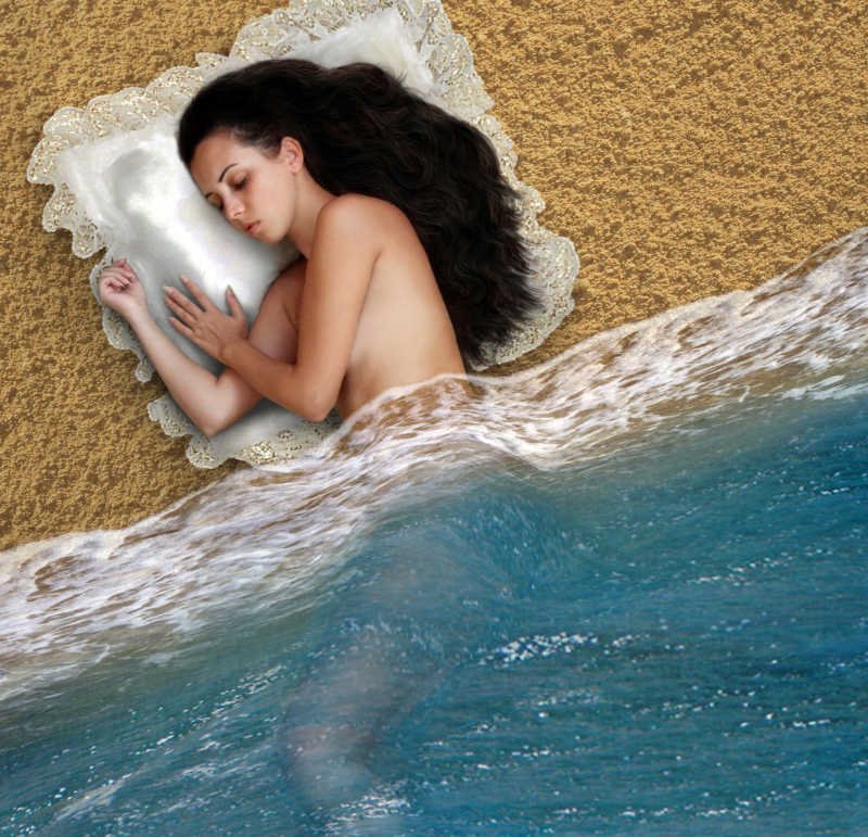 在海边睡着的美女波浪轻柔的漫过她的身躯